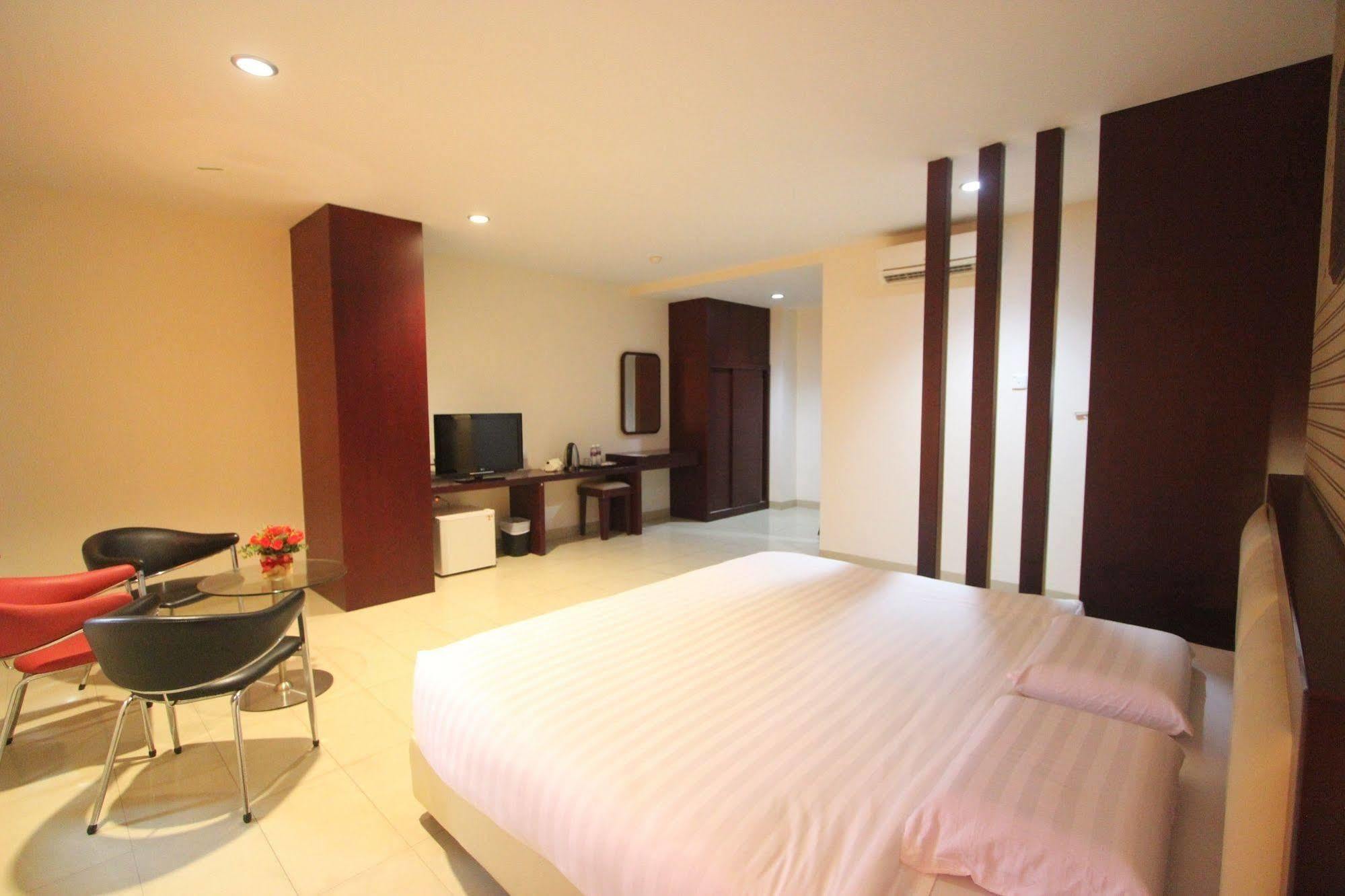 Lovina Inn - Nagoya Batam מראה חיצוני תמונה